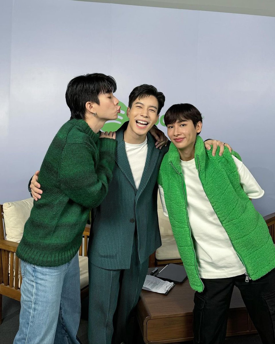 offgun_family's tweet photo. เก็บตกภาพงาน #OffGunSpotifans ออฟกันกับพี่แบมน่ารักสุดๆ🎶💚
@off_tumcial @AtthaphanP 

📸IG : bam_pitipatt

#ออฟกัน #OffGun https://t.co/6OwaaLiTFC