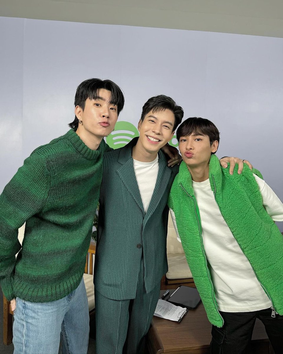 offgun_family's tweet photo. เก็บตกภาพงาน #OffGunSpotifans ออฟกันกับพี่แบมน่ารักสุดๆ🎶💚
@off_tumcial @AtthaphanP 

📸IG : bam_pitipatt

#ออฟกัน #OffGun https://t.co/6OwaaLiTFC