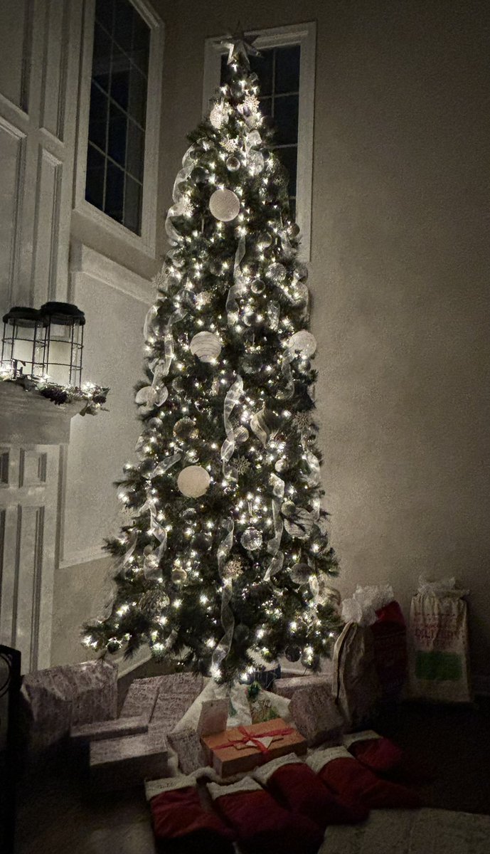 kglateshow10's tweet photo. @notthefakeSVP Merry Christmas everyone. Peace be with all of you. #ShowSVPTheTree https://t.co/AYEABZIuqo