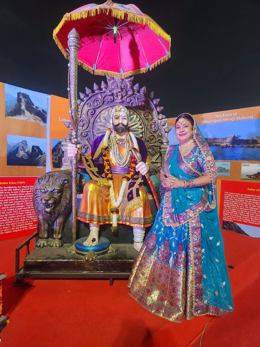 maliniawasthi's tweet photo. पुणे में @nbt_india द्वारा आयोजित पुणे पुस्तक मेला में स्थापित की गई
वीर छत्रपति शिवाजी महाराज जी की भव्य प्रतिमा के साथ ली गई यह छवि मुझे बहुत प्रिय है।
#PuneBookfest @PuneBookFest #Shivajimaharaj https://t.co/LmUs6aoROu