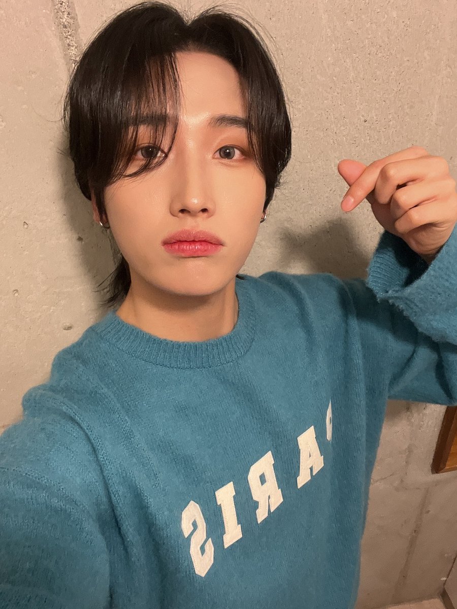 DVOL_official's tweet photo. [FROM #DOKYUN] Merry Christmas🎄🫒
선물은 나야🩵

#DVOL #DOKYUN https://t.co/YKCtUSd77G