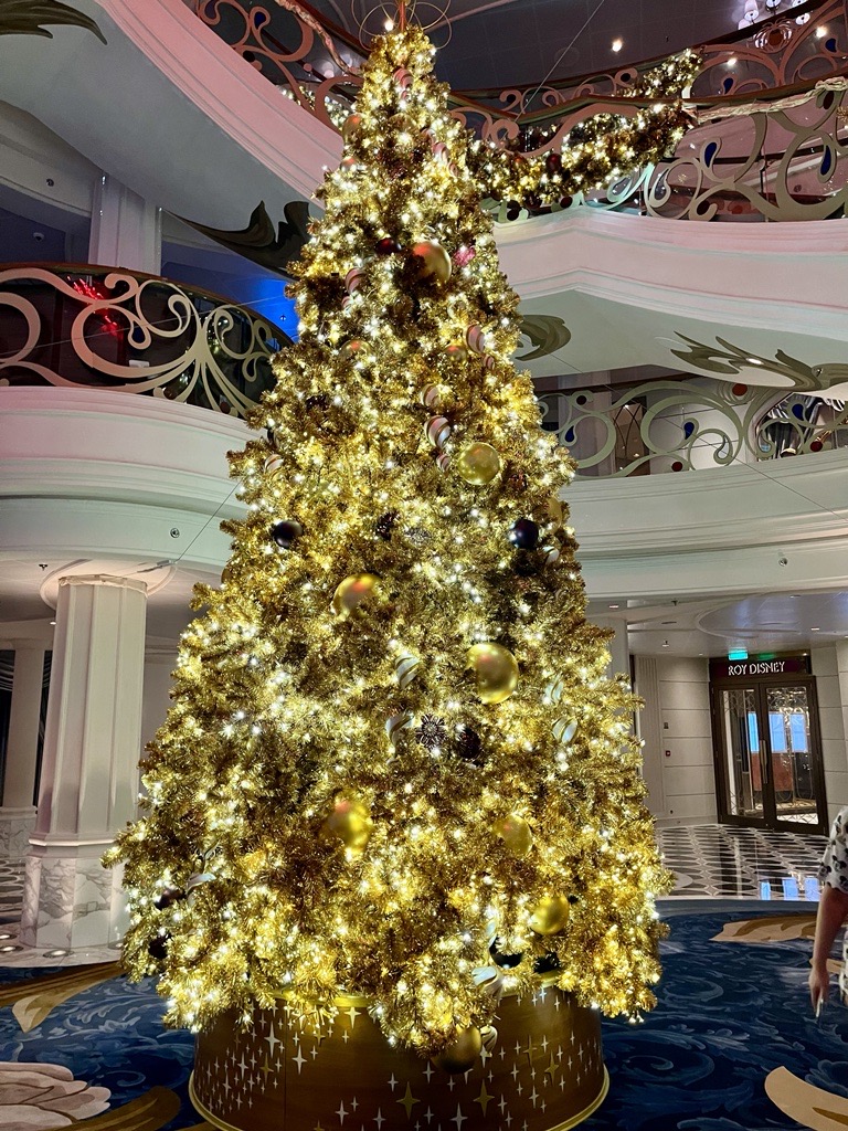 mickeynet041's tweet photo. ディズニー・ウィッシュのホリデーの様子をご紹介✨
グランド・ホールのツリーはゴールドできらっきらでした🎄ガーランドなどもゴールドに統一されホールの雰囲気とも相まって素敵です♡ https://t.co/vRb03Wnk1s