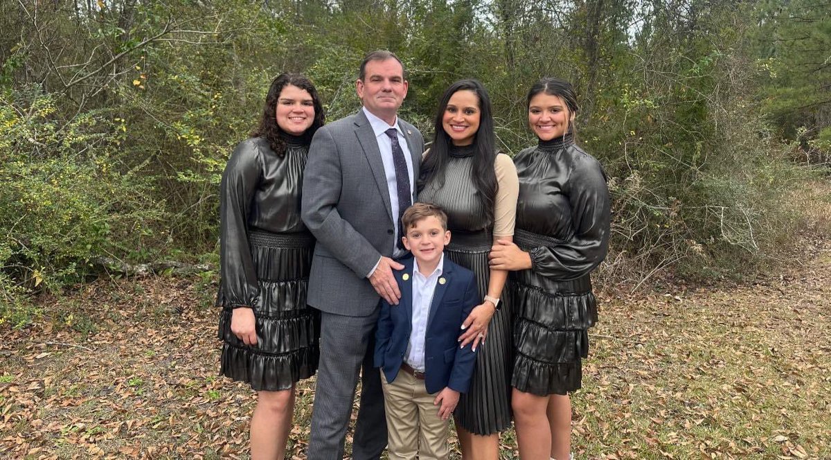 Jac1ynStringer's tweet image. The Stringer Family wishes you all a 
🎄Merry Christmas🎄
Note: Not all of the kids stuck around for pics after church