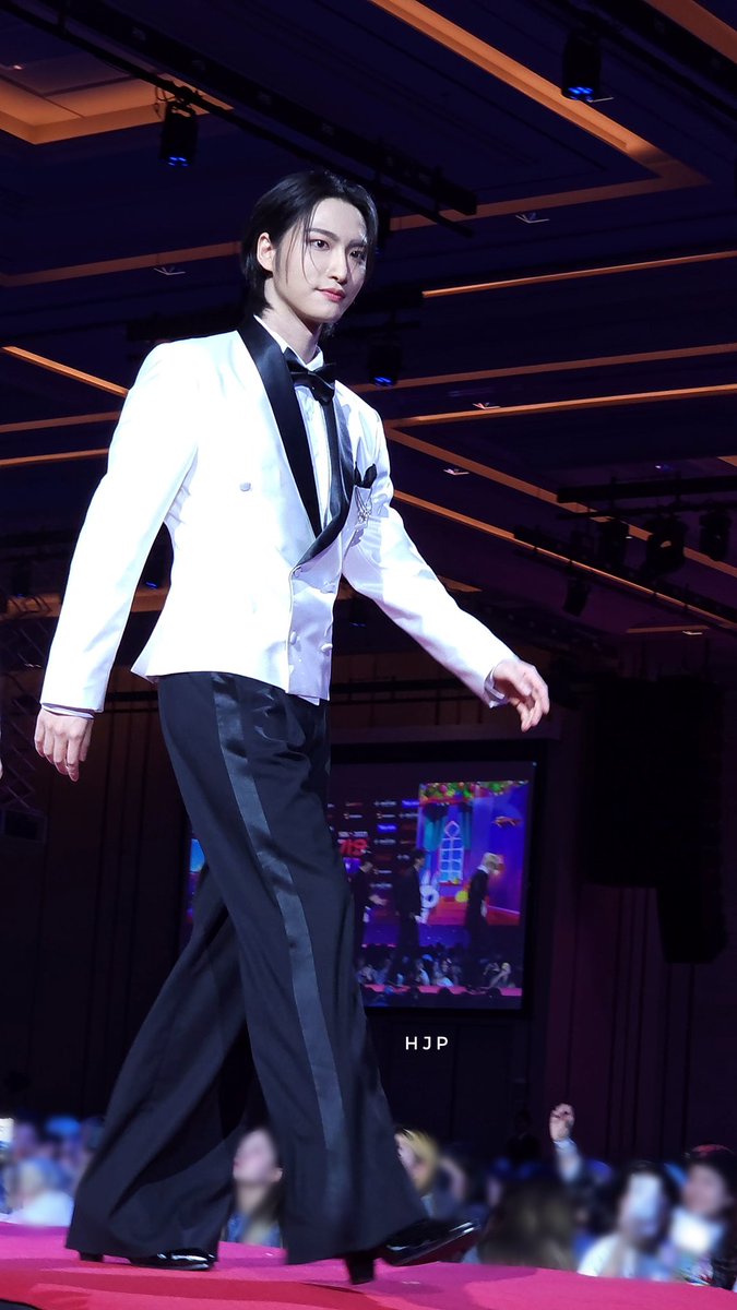 hjssnugpiercing's tweet image. 😭😭😭 HE WAS WEARING HEELS 

#SEONGHWA #성화 #에이티즈 #ATEEZ