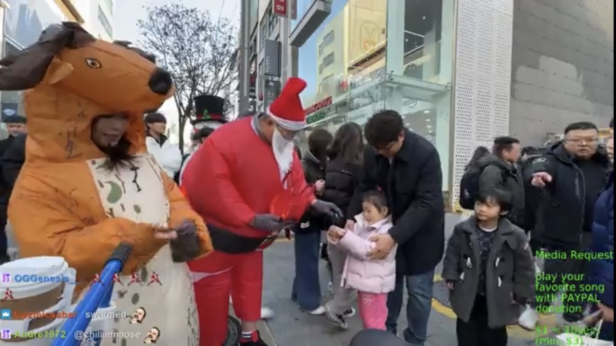 yousuck's tweet photo. Christmas in Busan @EXBCtv 
Esco &amp; Heosu giving out candy to the kids in Korea 👍 https://t.co/98tnfsoEPl