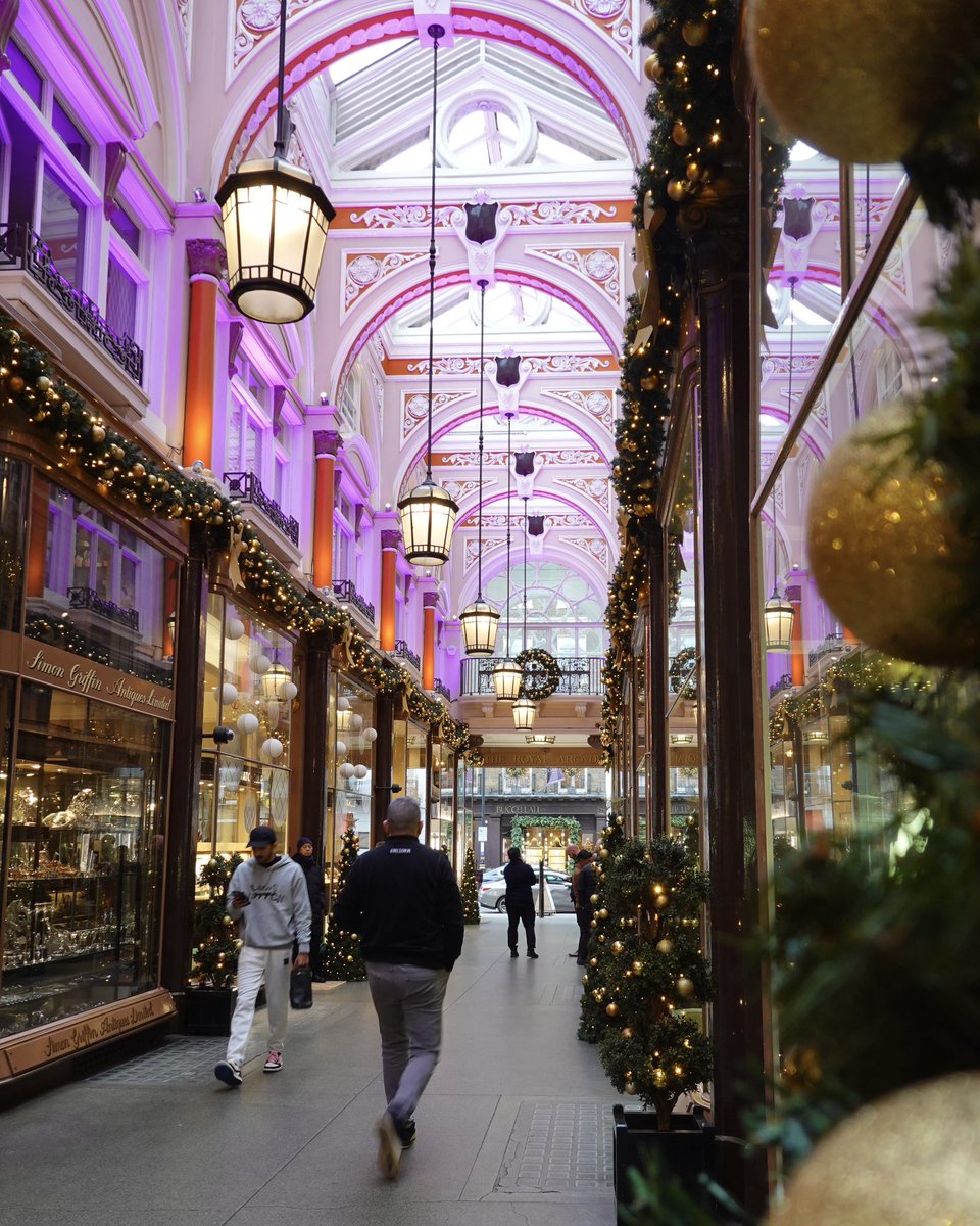 Merry Christmas! 

Royal Arcade, London

#royalarcade
#bondstreet
#bondstreetlondon
#christmasinlondon
#xmasinlondon 
#londonchristmas
#mayfair
#mayfairlondon
#londonphotography
#londonphotographer
#londonphoto
#streetphotography
#architecturephotography
#architecturalphotography