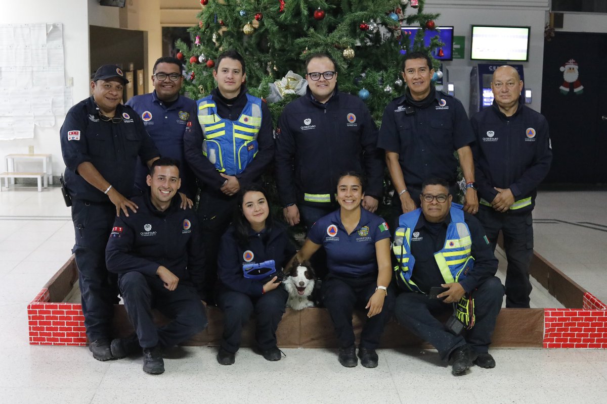 pcmqro's tweet photo. En el #EquipoPC ⛑️, les deseamos una muy feliz navidad 🎄🎅. En equipo, continuamos atentos, trabajando por #ElQuerétaroQueQueremos. 🫶🏻 https://t.co/2DsIDIeMeB