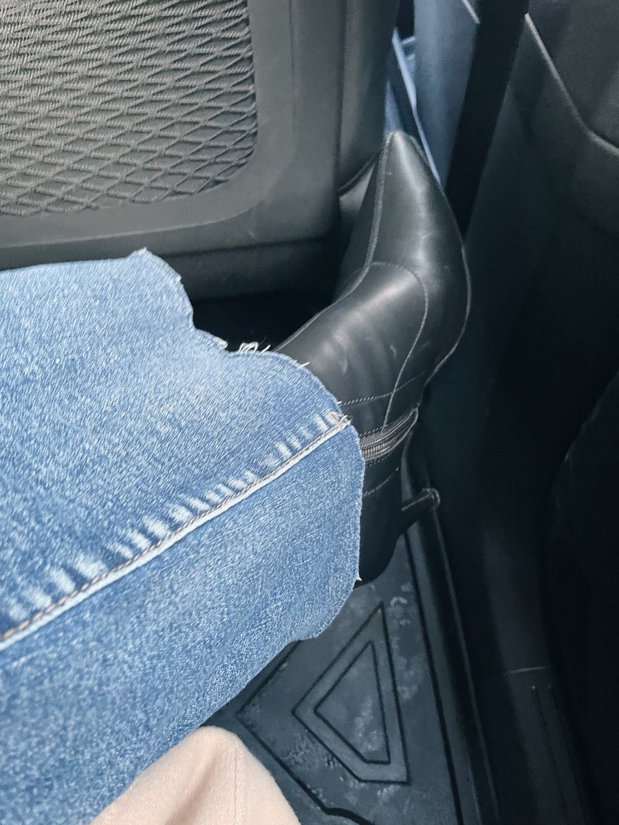 부츠가 지저분해졌잖아, 핥아서 깨끗하게 만들어

#여자발 #부츠 #풋페티쉬 #펨돔 #bdsm