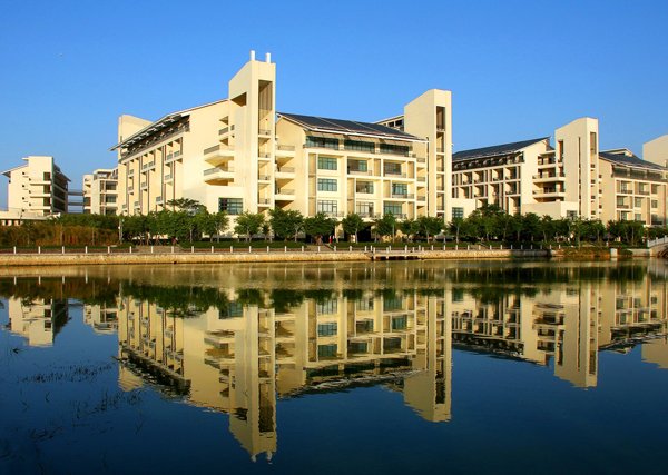 YourChinaStudy's tweet photo. #Hainan Tropical Ocean University (HTOU) welcomes international students! 😀

🏝Located in #Sanya, Hainan province, HTOU specializes in #marine study and #tourism study. A total of 55 bachelor degree programs, 3 master degree programs and 🌟Chinese language and culture courses are offered to international students, as well as colorful extracurricular activities.🥰

📕💃Open a new chapter of life in HTOU!

🔗https://t.co/OSegVdoWw6