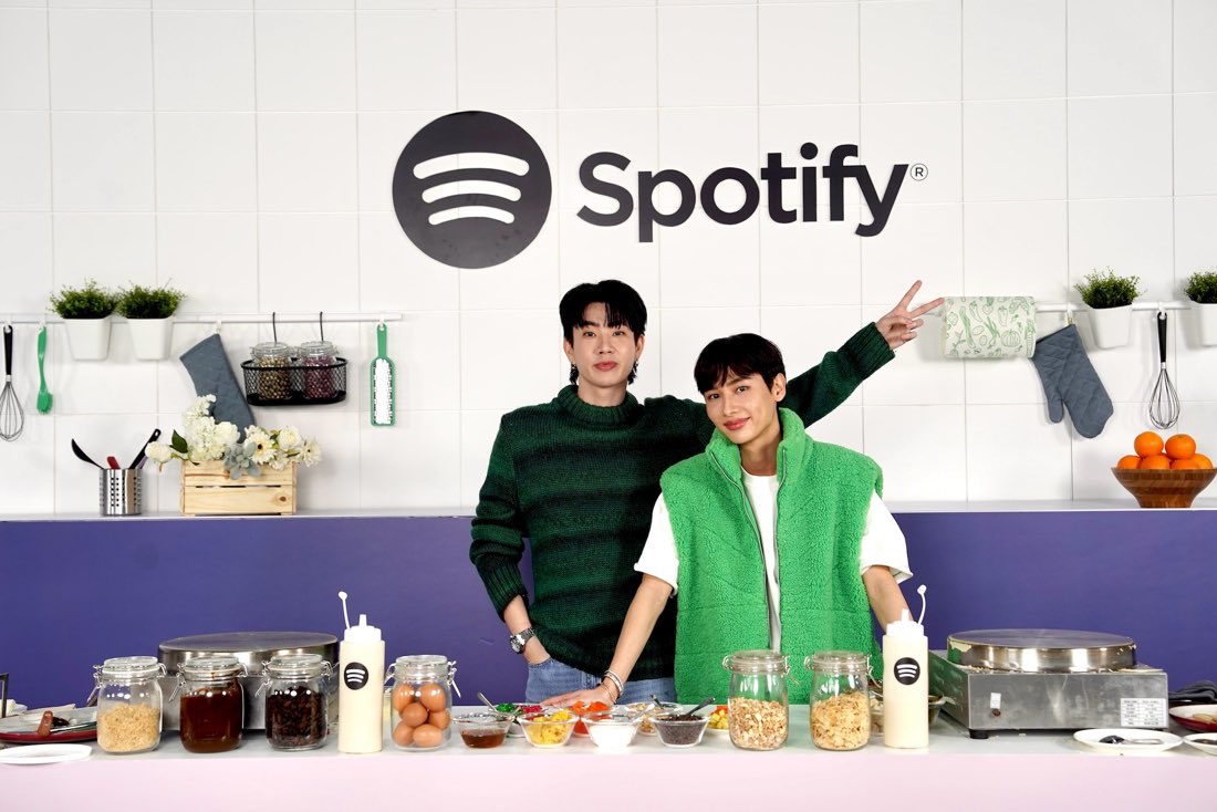 epnewsonline's tweet photo. #EPNEWS ฟินหูฟินใจ! ผู้ใช้งานพรีเมียมของ Spotify จากทั่วโลก
ร่วมฟินไปกับ Fan Meet สุดพิเศษกับ ‘ออฟ-กัน’ 

🔗  https://t.co/0LObHl1uP8

#OffJumpol #GunAtthaphan 
#OffGun #ออฟกัน
#OffGunSpotiFans https://t.co/qwzQ8NFQaD