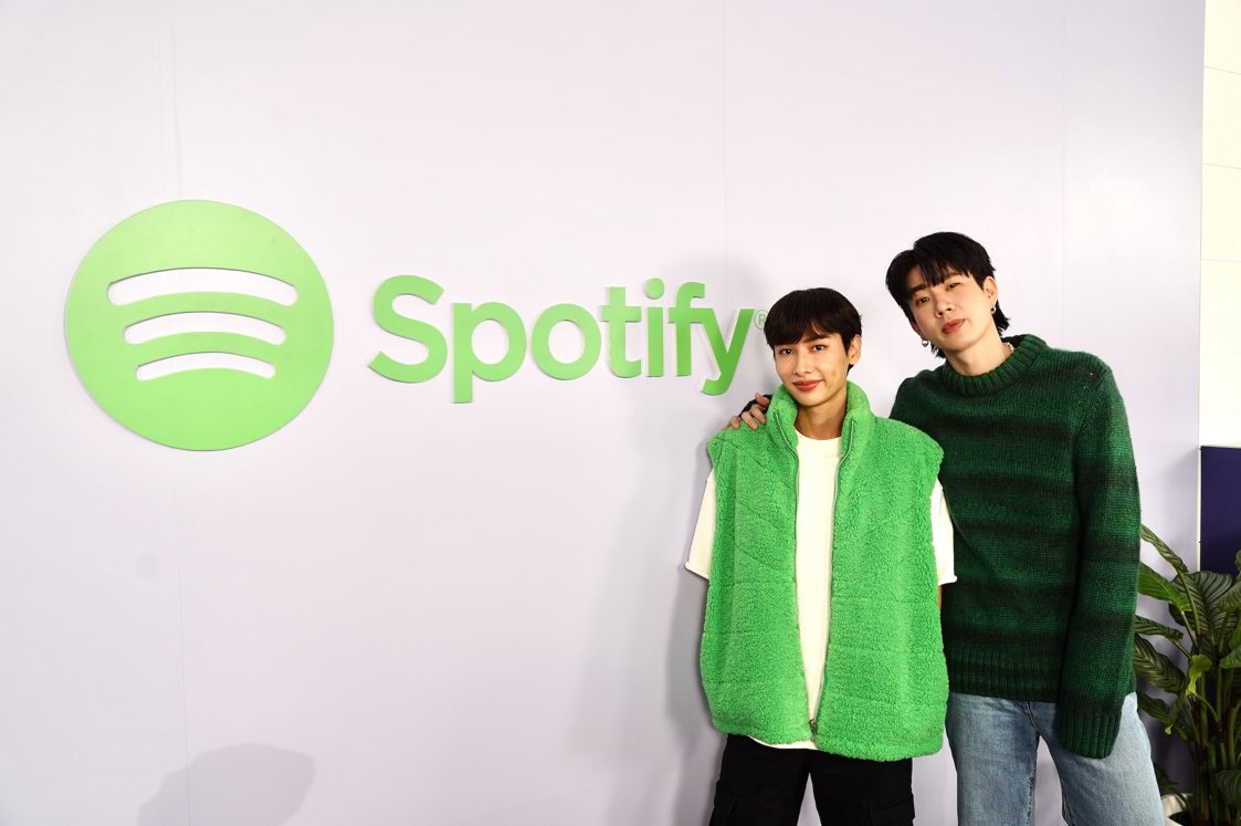 epnewsonline's tweet photo. #EPNEWS ฟินหูฟินใจ! ผู้ใช้งานพรีเมียมของ Spotify จากทั่วโลก
ร่วมฟินไปกับ Fan Meet สุดพิเศษกับ ‘ออฟ-กัน’ 

🔗  https://t.co/0LObHl1uP8

#OffJumpol #GunAtthaphan 
#OffGun #ออฟกัน
#OffGunSpotiFans https://t.co/qwzQ8NFQaD