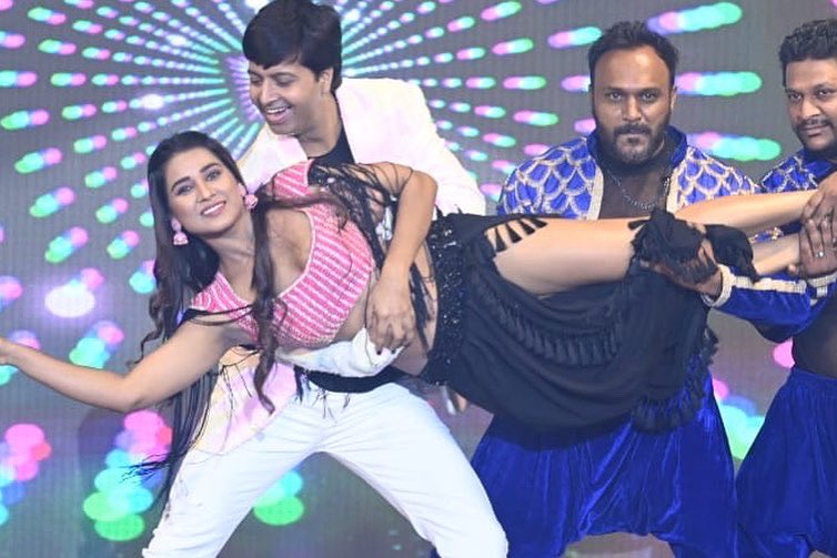 apsarakashyap1's tweet photo. 💕🖤Award show and Glimps of my performance 🎭🏆🎶😊 https://t.co/pmde7FXk5Q