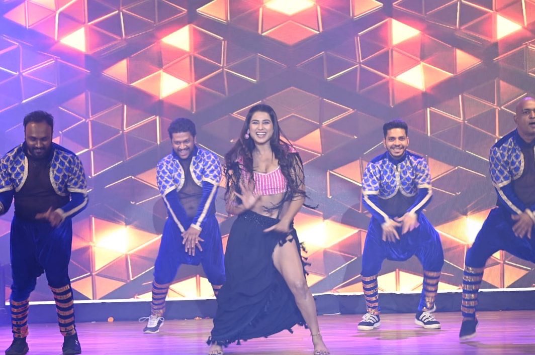apsarakashyap1's tweet photo. 💕🖤Award show and Glimps of my performance 🎭🏆🎶😊 https://t.co/pmde7FXk5Q