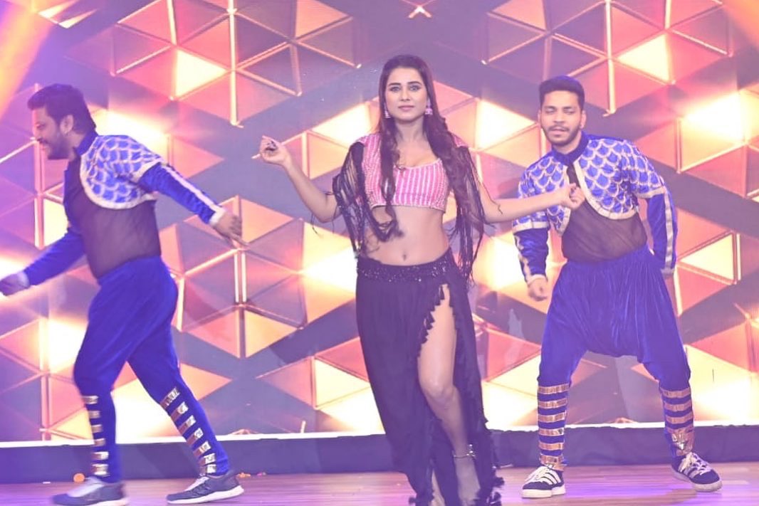 apsarakashyap1's tweet photo. 💕🖤Award show and Glimps of my performance 🎭🏆🎶😊 https://t.co/pmde7FXk5Q