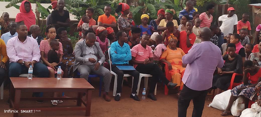 AngelMutabaruka's tweet photo. Abageze mu zabukuru @SectorKigali baraye bashyikirijwe ibiribwa n'ibindi bikoresho mu rwego rwo kubafasha kwiIhiza iminsi mikuru ya Noheli n'ubunani ku bufatanye bw'umurenge n'abasportifu ba #Rubuye bahagarariwe na #Orando @Nyarugenge @EmmyNGABONZIZA1 @JCMusabyimana https://t.co/tSrbYJcsFB