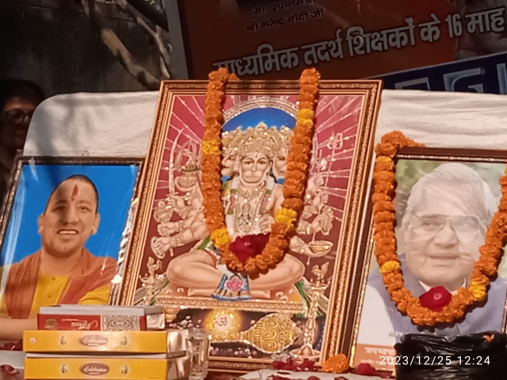 <a href="/CMSHUKL65773862/">CM@bjp</a> <a href="/myogiadityanath/">Yogi Adityanath</a> Dios,,,,,, vetan do,,,,