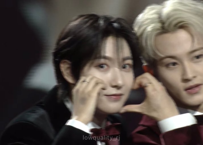 ^~^)🫶                            •~•)🫶
•~•)….?                              (힐끔…)