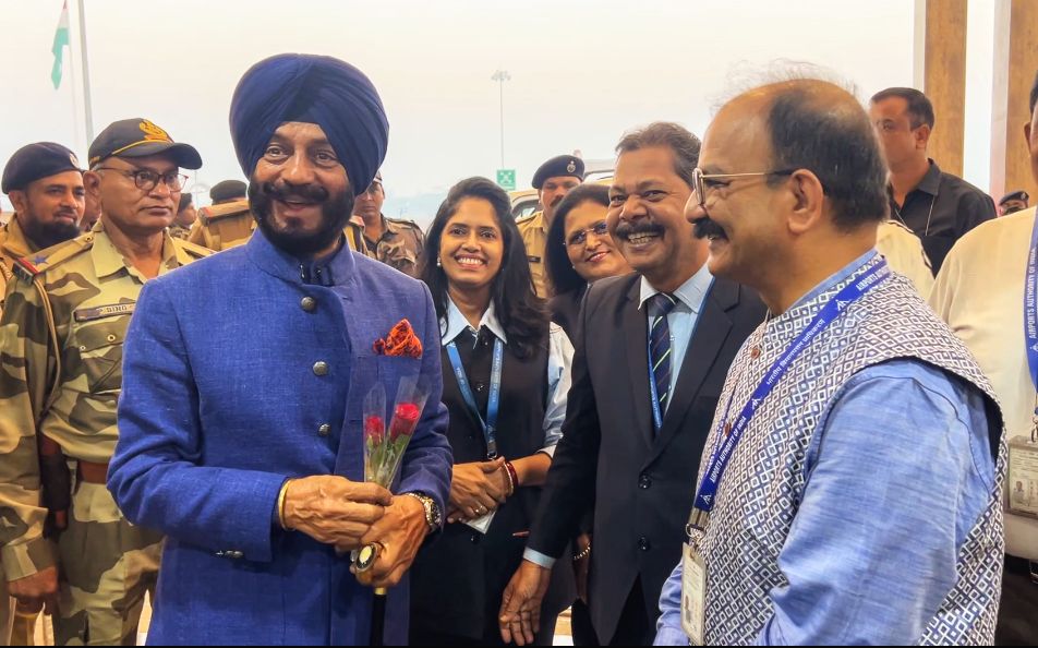 aaistvairport's tweet image. An illuminated ceremony marked the operationalization of the New Integrated Terminal Building at Surat Airport. A beacon of progress shining brightly in the skies of Surat!  #SuratAirport #NewTerminal #AviationMilestone
@AAI_Official @aairedwr