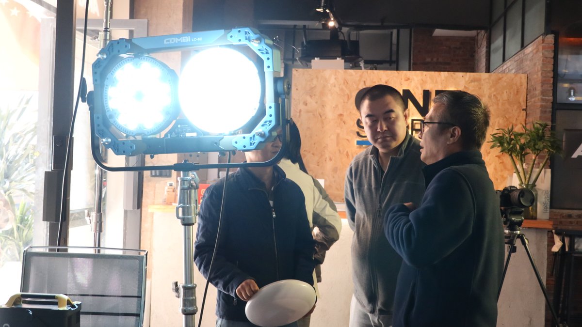 SUNNYXIAOCN's tweet photo. Merry Christmas🎄🎄🎄🎄🎄🎄
Exhibit Combi series matrix LED light at Cine Supply Studio.
#matrixledlights #filmindustry #filmmaking #filmmakers #gaffer #cinimatography #Xmas #MerryChristmas https://t.co/GUpEaCiIf8