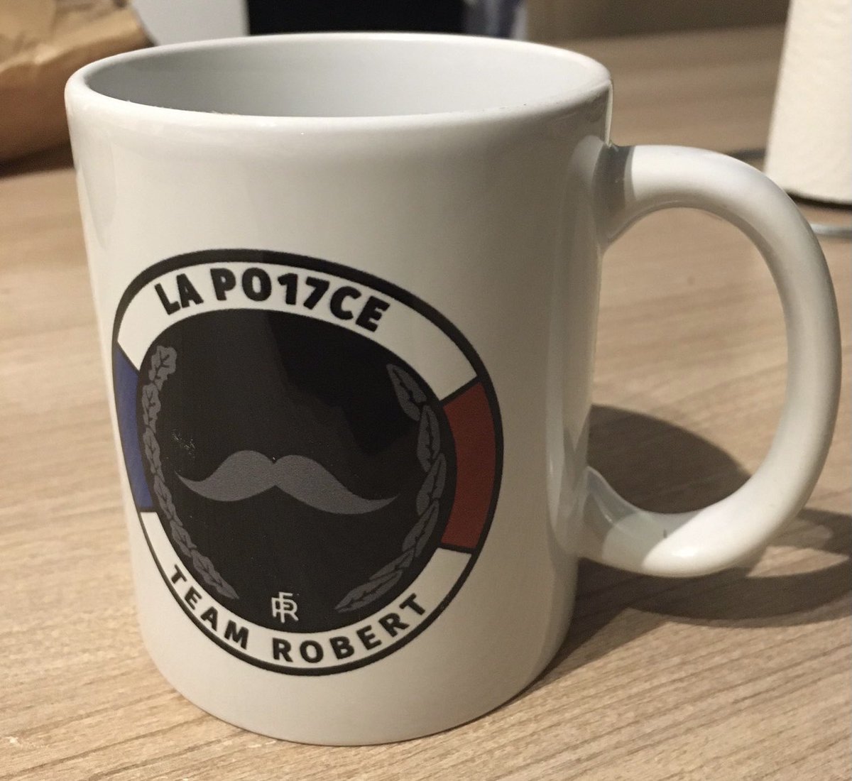 La_Pollice's tweet photo. La magie de Noël c’est aussi de pouvoir remporter ce mug collector de la #TeamRobert 
RT ce tweet et mentionne une personne en dessous pour participer et abonnez-vous à Robert si ce n’est pas encore fait . 
Tirage au sort le 1er janvier . 
Bonne chance 🍀 
#JeuConcours https://t.co/uPlpkmH1WK