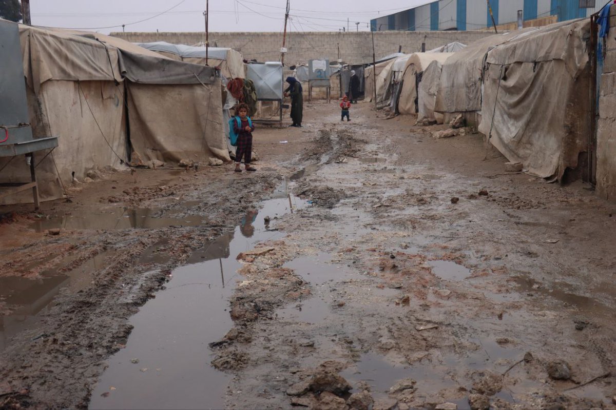 samer3433's tweet photo. Would anyone live under these harsh and terrible conditions?💔

#Syria https://t.co/TetDxXEllH