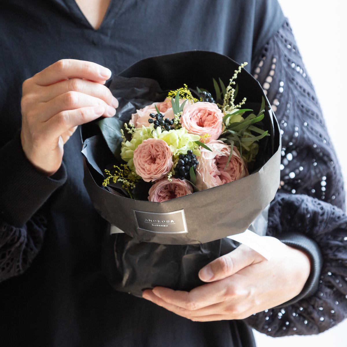 amorosa_japan's tweet photo. ガラス製の花びんつきの花束「イヴ」

ラッピングそのまま飾っても、ラッピングをはずしても。
オプションのフレグランスオイルを使用すると、リアルなローズの香りをプラスできます。

https://t.co/nMnfULPjZ7

#AMOROSAMODERNO
#アモローサモデルノ
#プリザ #プリザーブドローズ #プリザーブドフラワー
#枯れないバラ #枯れないローズ