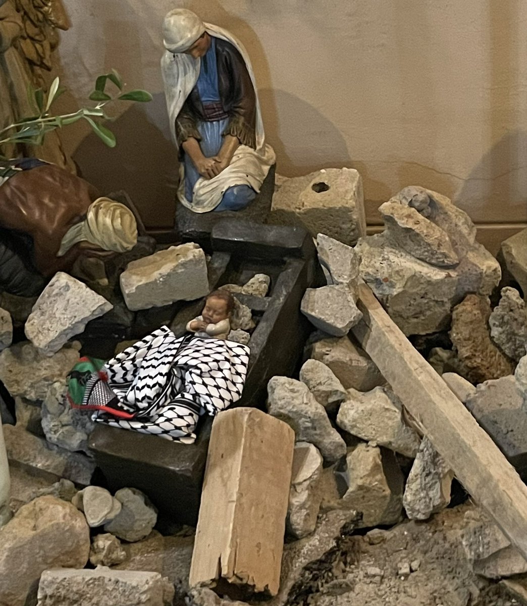 RayTomHart's tweet image. A HOLY CHILD 
Born into brokenness &amp;amp; destruction. Wrapped in cloths. Laid in a manger. Again.  #Christmas.