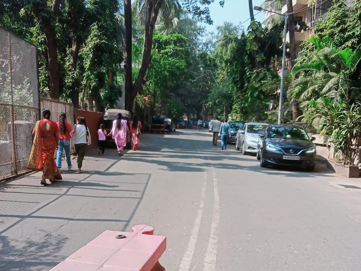 This post pertains to traffic woes coupled with regular fights and abuses which takes place on the once upon a time, beautiful lane called gandhi gram road which starts at the junction of @IskconInc juhu/Mukteshwar temple and touches the juhu beach. On Saturdays and Sundays, it…