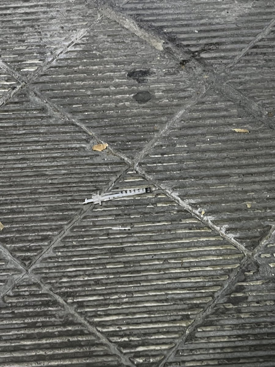 Els habituals de sempre al C/Aldana, la deixadesa de <a href="/bcn_ajuntament/">Ajuntament de Barcelona</a>, els pobres sense sostre, les tanques i la drogadició us desitgen bon Nadal!

<a href="/jaumecollboni/">Jaume Collboni</a> <a href="/barcelona_010/">Barcelona 010</a> <a href="/jmartigalbis/">Jordi Martí Galbis</a> <a href="/danielsirera/">Dani Sirera</a> <a href="/psiborn/">La Psicòloga del Born</a> <a href="/PoliBalcon/">poli-de-balcón</a> <a href="/CuidemSant/">Cuidem Sant Antoni</a> <a href="/OnVasBarcelona/">On Vas Barcelona (Stop Collboni/Colau)</a> <a href="/SoniaDeveRi/">Sonia Devesa</a> <a href="/btvnoticies/">btv notícies</a>