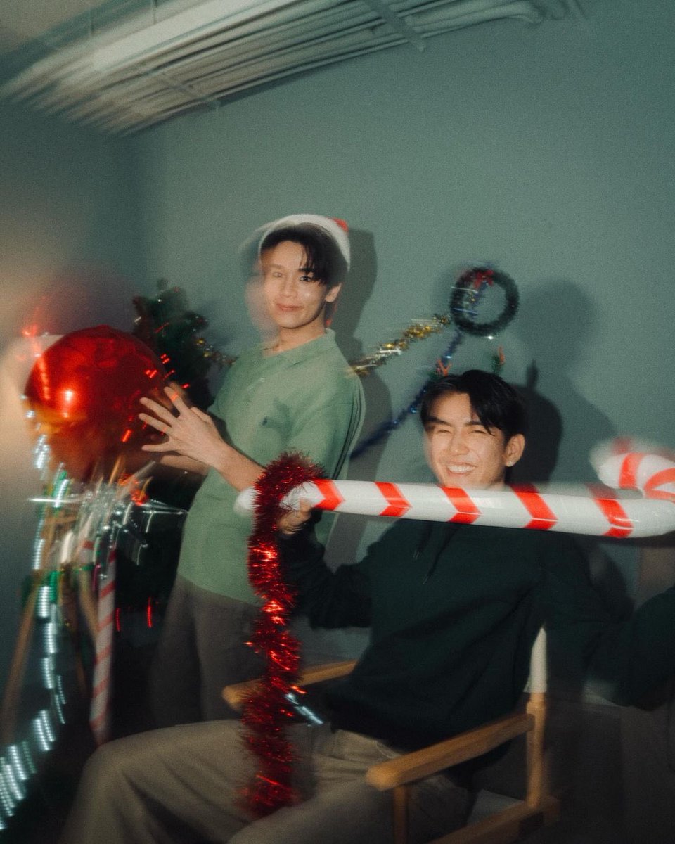 JitaraphoI's tweet photo. Happy Holidays from Santa Mhok and his favorite reindeer, Day. 🧑‍🎄🦌 We wish everyone a happy and jolly Christmas with your loved ones. Enjoy your last week of 2023! https://t.co/51BdJw3iem