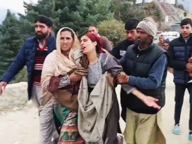 SamreenZehra17's tweet photo. Aurtein Bewah hogyi bache yateem hue , kya insaaf Hoga????💔😭 #Poonch #kashmir #innocentKilling https://t.co/JpVAjIHJk5