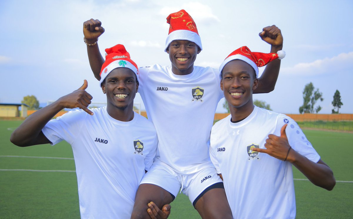 rwanda_magazine's tweet photo. Mbere yo kwerekeza muri Zanzibar ,APR FC yifurije abakunzi bayo Noheli nziza
APR FC iri mu itsinda rya kabiri hamwe na Simba SC na Singida zo muri Tanzaniya na Jamhuri yo muri Zanzibar
#rmupdates https://t.co/5EiFjojLGY