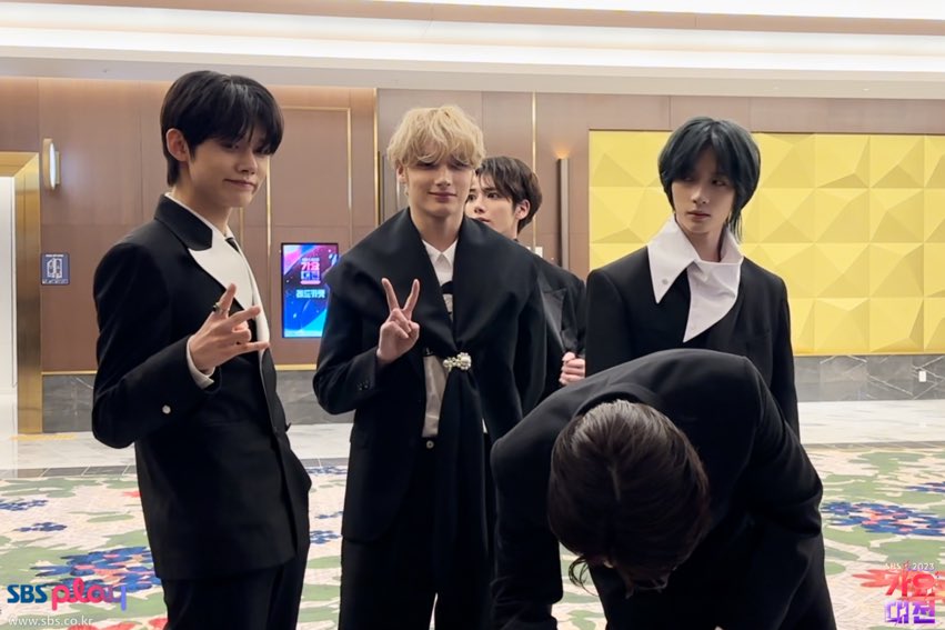 SBS 가요대전 [레드카펫 비하인드] 투모로우바이투게더(TOMORROW X TOGETHER)

programs.sbs.co.kr/enter/2023sbsg…