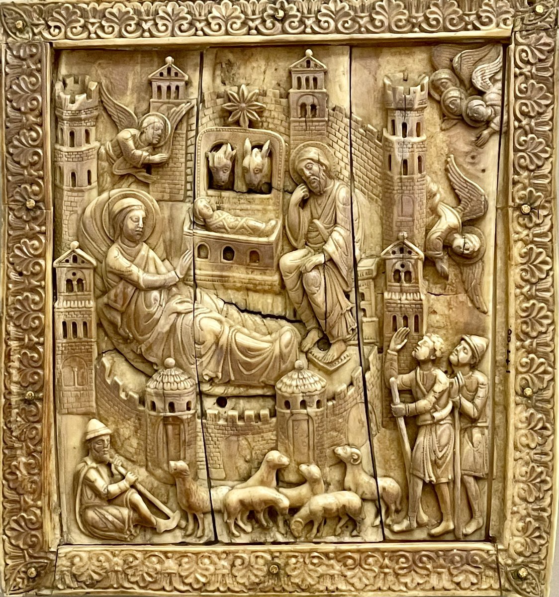 KPW1453's tweet image. Happy Christmas everyone! Below is a nativity scene from the Lower Rhine. Dating to the mid-12th century, the relief is now part of the collections @V_and_A #Christmas #MedievalMonday 📷 My own.