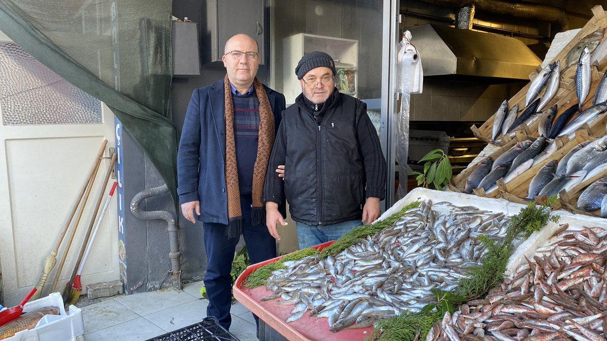 Dükkanlarında satılan ürünlerle değil, içtenlikleriyle müşterilerinin kalplerini kazanan Ayşekadın semt esnaflarını dolaştık, gönül birliğimizi tazeleyerek hoş sohbetler ettik. 

Bütün esnaflarımıza hayırlı işler bol kazançlar diliyorum.

#EdirnelilerNeİstiyorsa
#EdirneyeDeğer