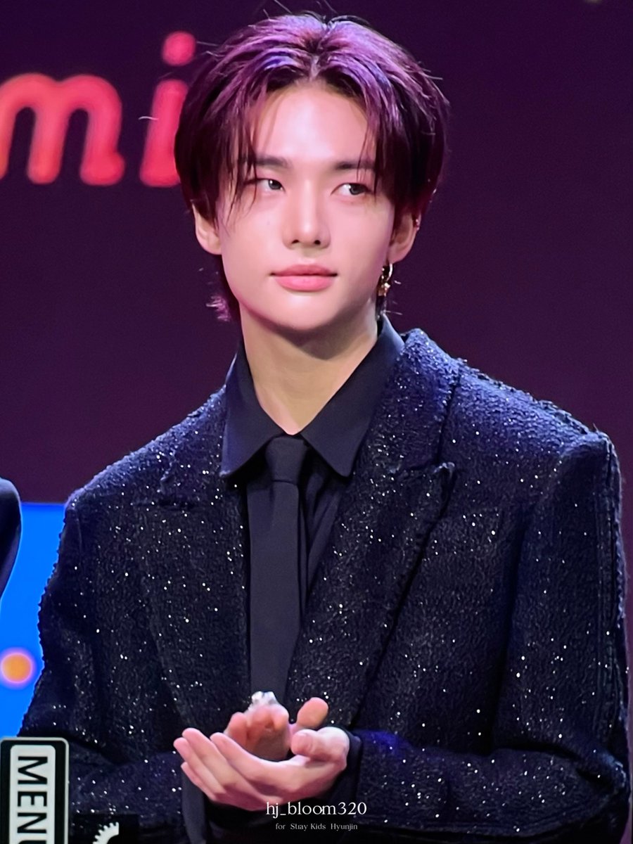 hj_bloom320's tweet photo. 231225 SBS 가요대전 red carpet 
#Straykids #스트레이키즈 #현진 
#Hyunjin #ヒョンジン #黃鉉辰 https://t.co/cVCSBj74Zi