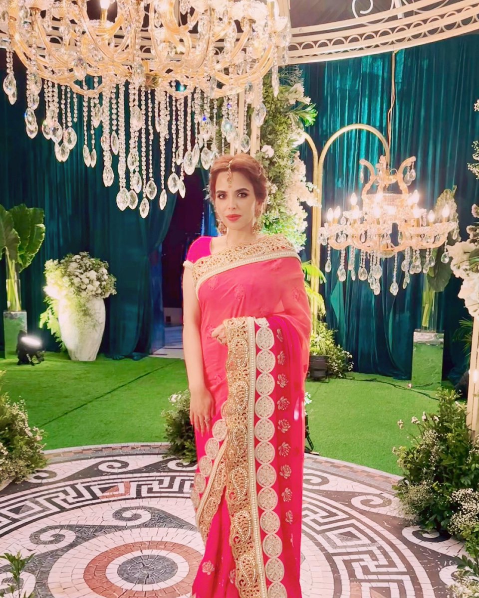 Tis the Season…#merrychristmas #merikismat #mistletoeandwine #mistletoeandmagic #ethnicwear #desigirls #backinthebay #readytoslay #livelightlove #mumbai #maharashtra #india #incredibleindia #marriottbonvoy #titanium #stregis #stregismumbai