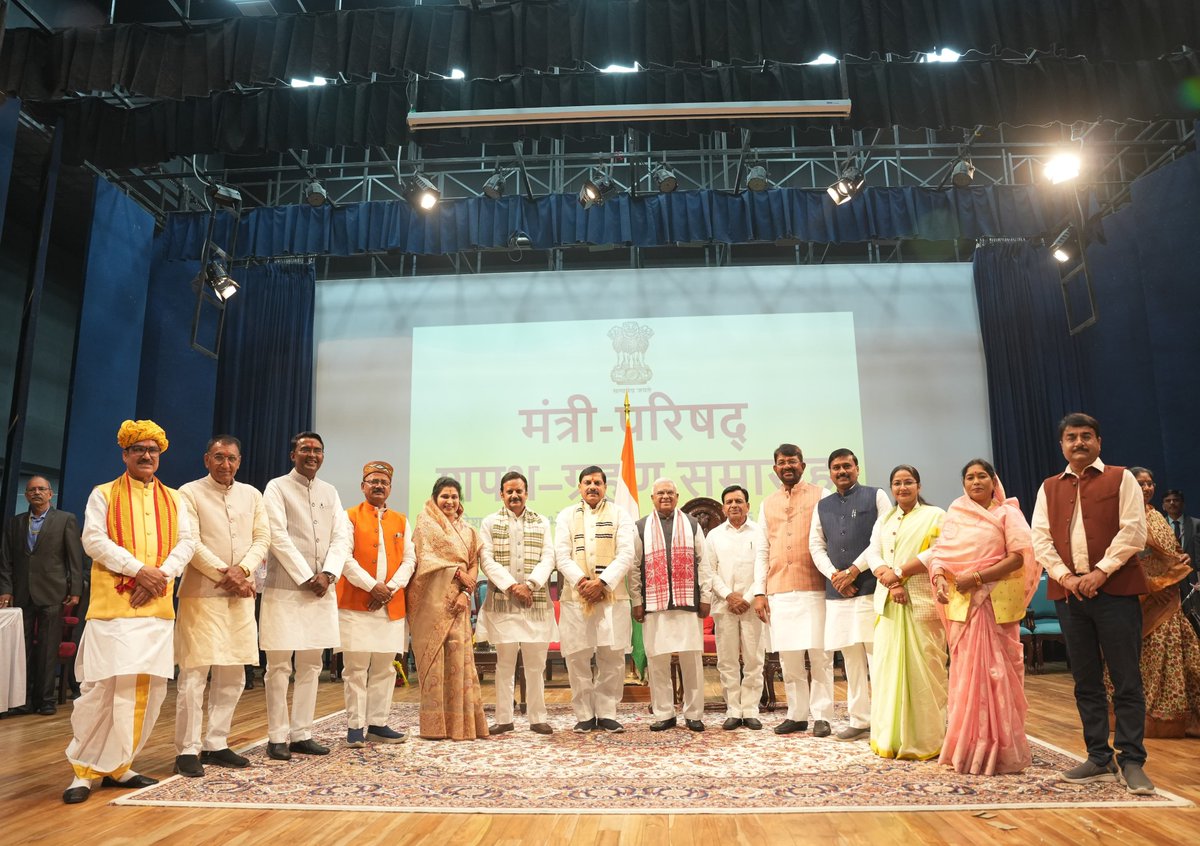 आज राजभवन में माननीय राज्यपाल श्री मंगुभाई पटेल जी एवं मुख्यमंत्री डॉ. मोहन यादव जी की गरिमामयी उपस्थिति में मध्यप्रदेश मंत्रिमंडल का शपथ ग्रहण समारोह संपन्न हुआ। 

राज्यपाल श्री मंगुभाई पटेल ने नवनिर्वाचित 18 विधायकों को कैबिनेट मंत्री, 6 विधायकों को राज्य मंत्री (स्वतंत्र