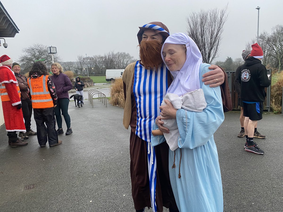 Paolomc84's tweet image. Central parkrun, Plymouth. Lovely start to day with friends running 5k with lots of dress up 😍 #ukrunchat #RU2C @runup2christmas #loveparkrun