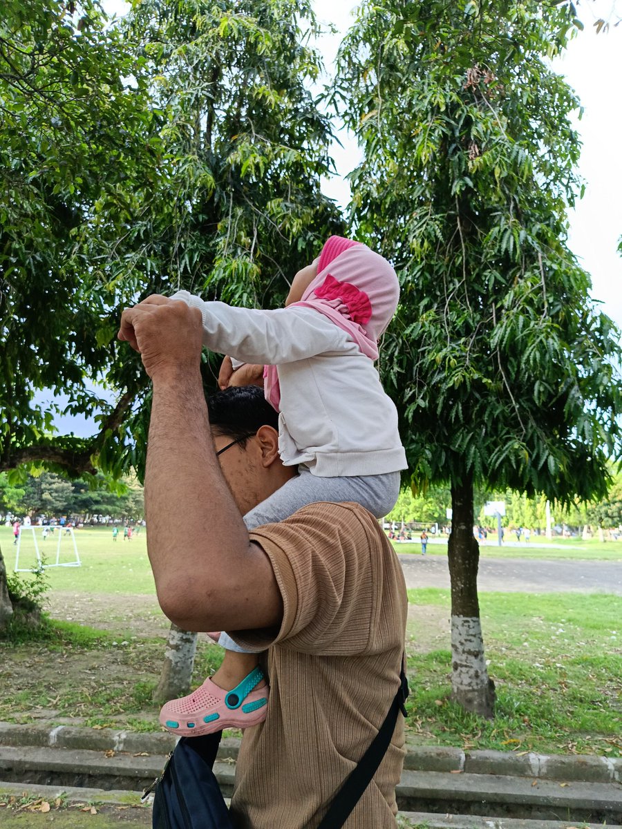 IstanArina_Blog's tweet photo. Liburannya ke lapangan Puputan aja, main di rumput 🤭🤭 https://t.co/kNGEYlrxEK