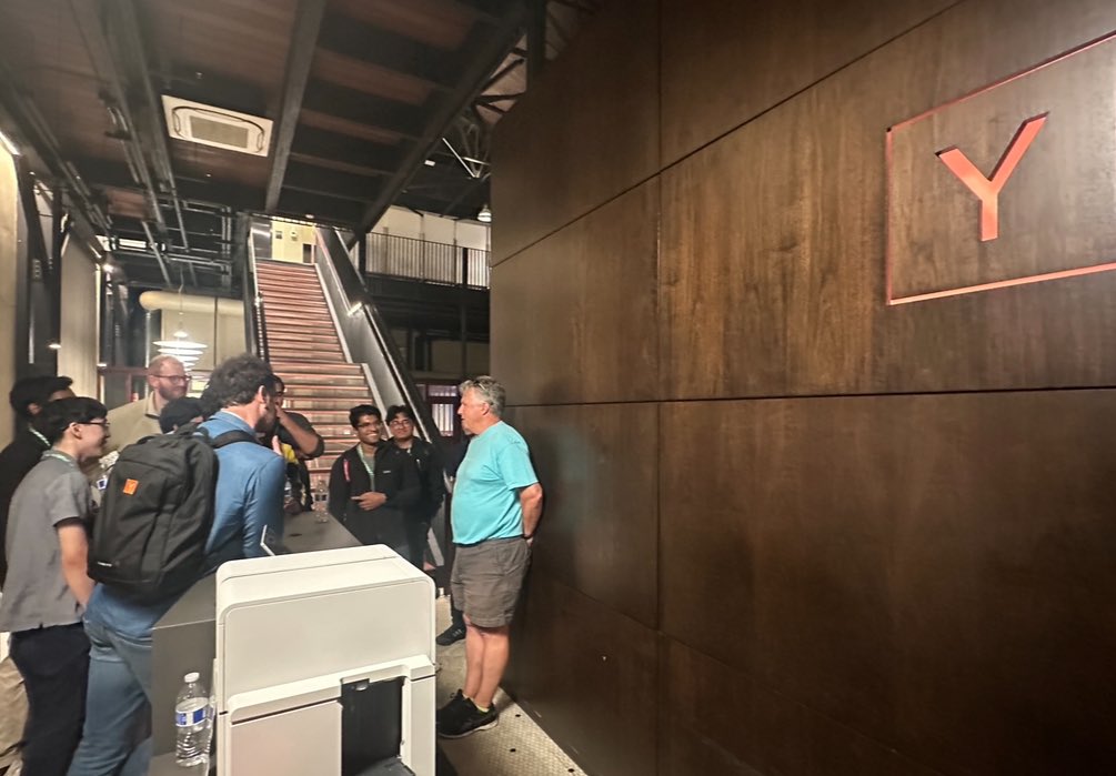 garrytan's tweet photo. PG still does this and stays until the last founder leaves. Total dedication https://t.co/HZFs7MEQV9