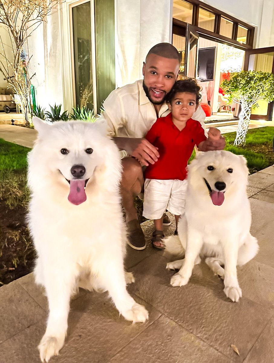 Extremely hard to get 2 dogs & a toddler to look into camera at the same time. When they finally did I wasn’t looking 😅🤷🏽‍♂️ Merry Christmas!!