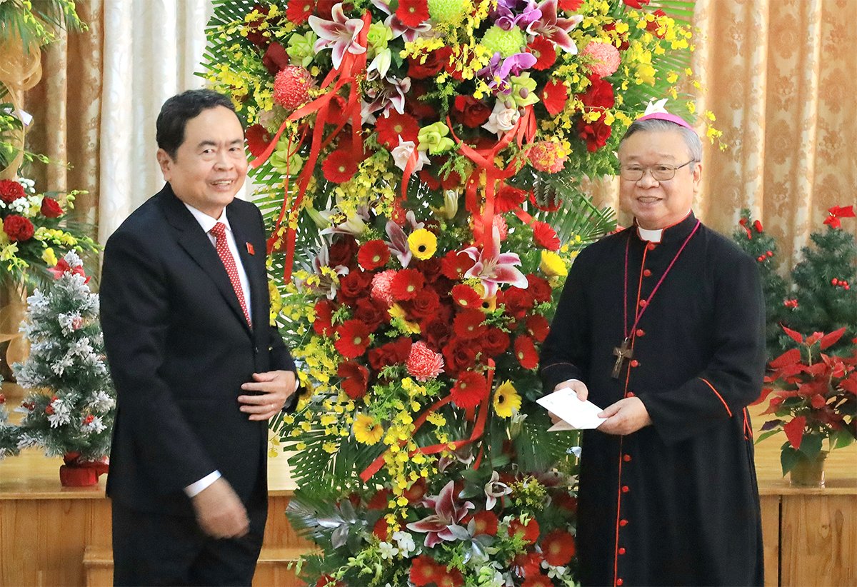 dbndtv's tweet photo. Nhân dịp Lễ Giáng sinh 2023 và chào đón năm mới 2024, thay mặt lãnh đạo Đảng, Nhà nước, UVBCT, PCT Thường trực Quốc hội Trần Thanh Mẫn cùng Đoàn công tác đã tới thăm, chúc mừng Tòa Giám mục Giáo phận Cần Thơ; Tòa Giám mục Giáo phận Vĩnh Long. https://t.co/5z2Me1pEio