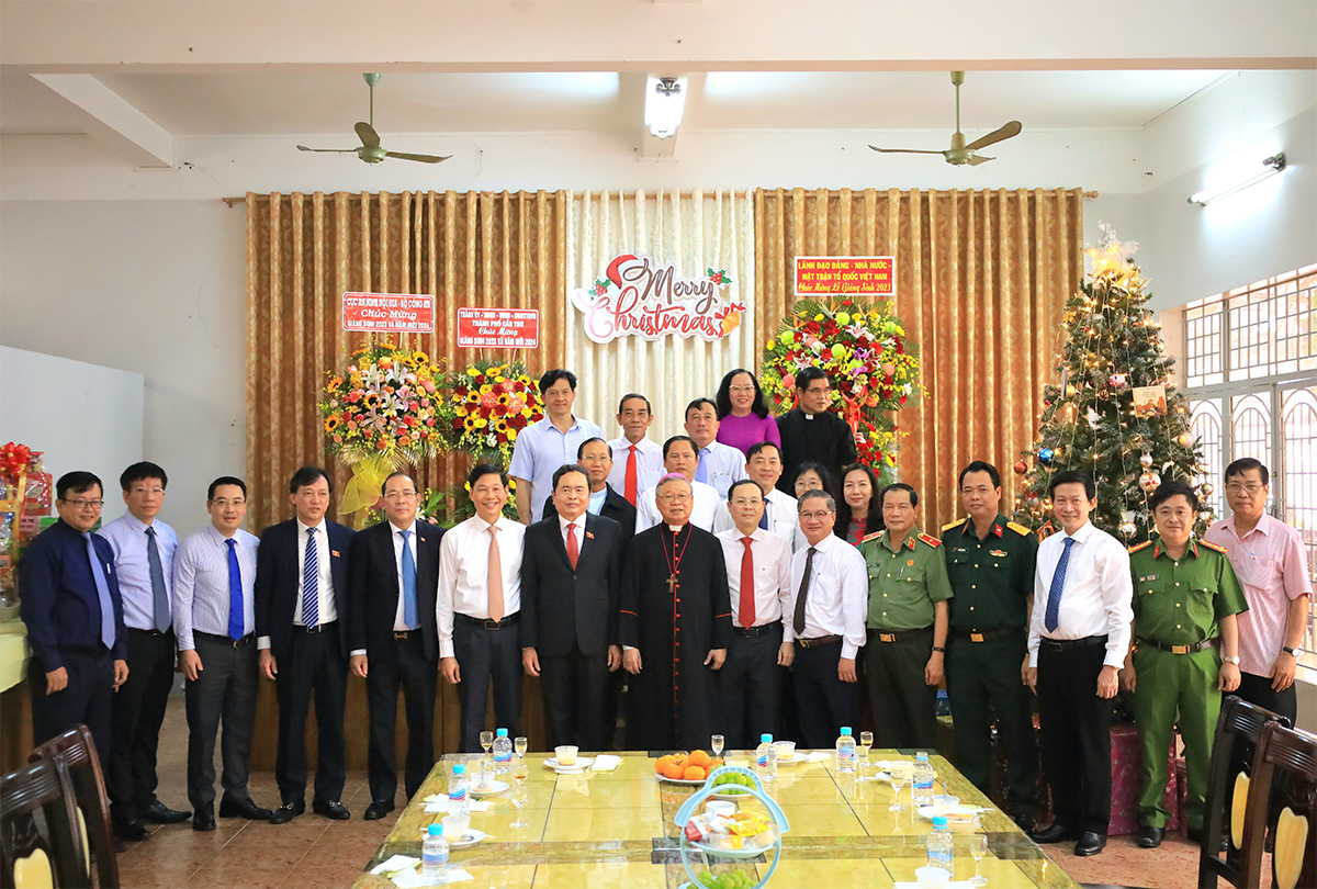 dbndtv's tweet photo. Nhân dịp Lễ Giáng sinh 2023 và chào đón năm mới 2024, thay mặt lãnh đạo Đảng, Nhà nước, UVBCT, PCT Thường trực Quốc hội Trần Thanh Mẫn cùng Đoàn công tác đã tới thăm, chúc mừng Tòa Giám mục Giáo phận Cần Thơ; Tòa Giám mục Giáo phận Vĩnh Long. https://t.co/5z2Me1pEio