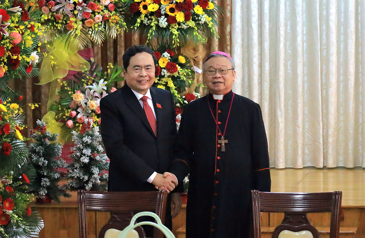 dbndtv's tweet photo. Nhân dịp Lễ Giáng sinh 2023 và chào đón năm mới 2024, thay mặt lãnh đạo Đảng, Nhà nước, UVBCT, PCT Thường trực Quốc hội Trần Thanh Mẫn cùng Đoàn công tác đã tới thăm, chúc mừng Tòa Giám mục Giáo phận Cần Thơ; Tòa Giám mục Giáo phận Vĩnh Long. https://t.co/5z2Me1pEio