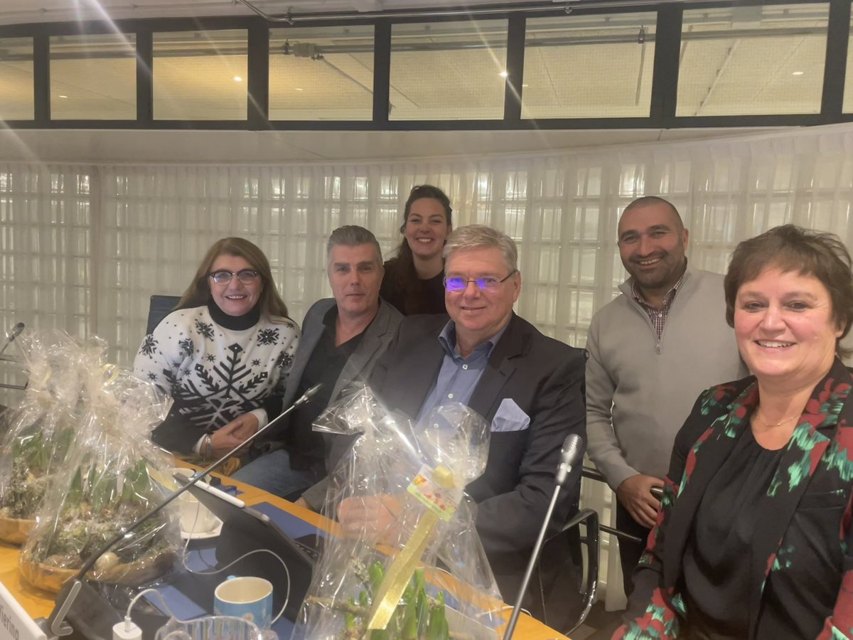 Fijne feestdagen namens de gehele fractie van Lokaal Apeldoorn! Terugkijkend op een prachtig 2023 gaan we na de feestdagen vol energie het nieuwe politieke jaar voor Apeldoorn tegemoet.