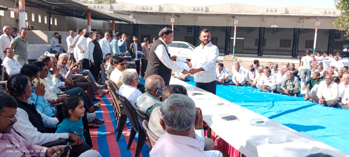 કાલાવાડ તાલુકા ના સનાળા ગામે વિકસિત ભારત સંકલ્પ યાત્રાનું આયોજન કરવામાં આવ્યું. જેમાં સ્થાનિક જનપ્રતિનિધિઓ બહોળી સંખ્યામાં ઉપસ્થિત રહેલ અને હાજર લોકોને સરકારશ્રીની વિવિધ યોજનાઓની માહિતગાર કરી લાભ આપવામાં આવ્યો.
#HamaraSankalpViksitBharat #ViksitBharatSankalpYatra