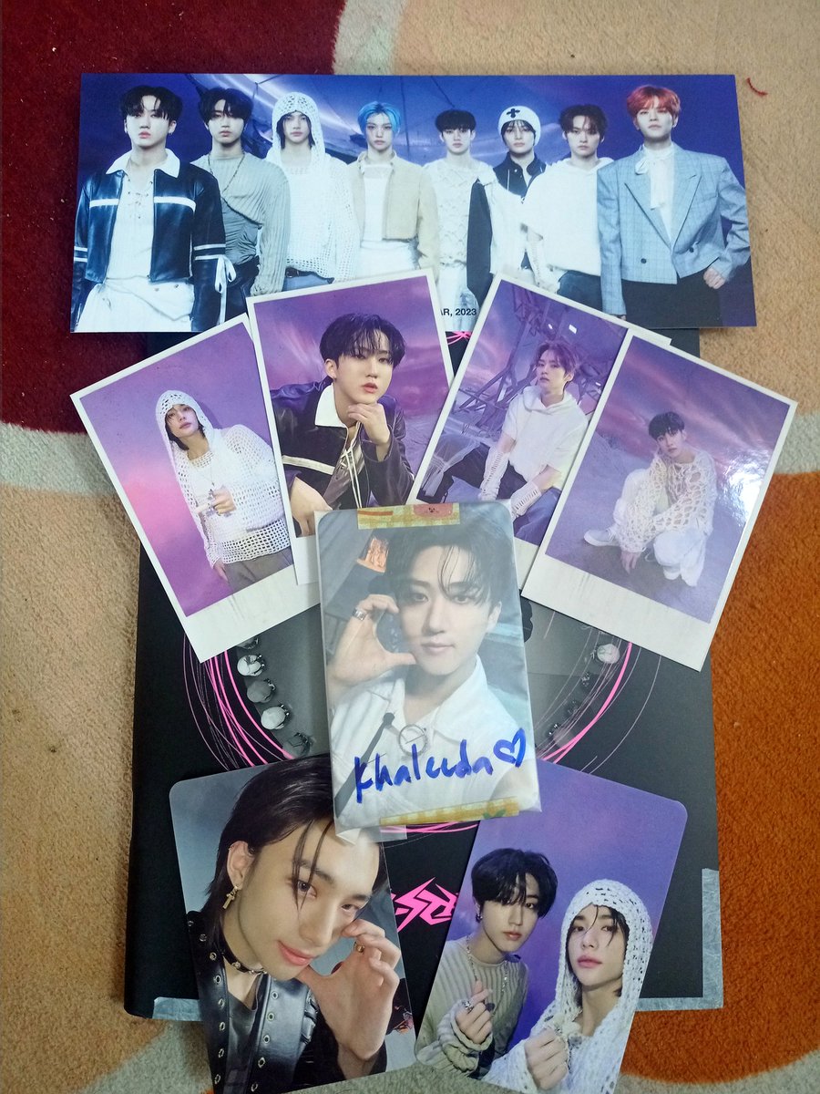 Khaleedaazmi's tweet image. #yongheefeedback 
To: @yongheestay 

Haii bestayyy~ album dah sampai 🫣 nampaknya luck dengan Abe hyunjin makin kuat ye since 5 star pun Abe hyunjin je yang balik ni 🤣. Unit card got hyunsung lak tu 🫣. Tangan wangi ni HAHAH. Last but not least, semoga dimurahkan rezeki binjin❣️