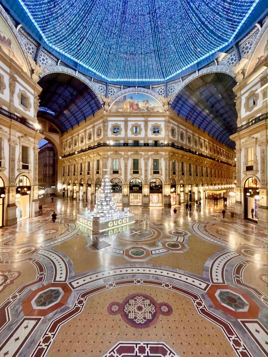 Buon Natale Milano con alcune immagini raccolte in questi anni e che vi offro con il cuore. (foto andrea cherchi)