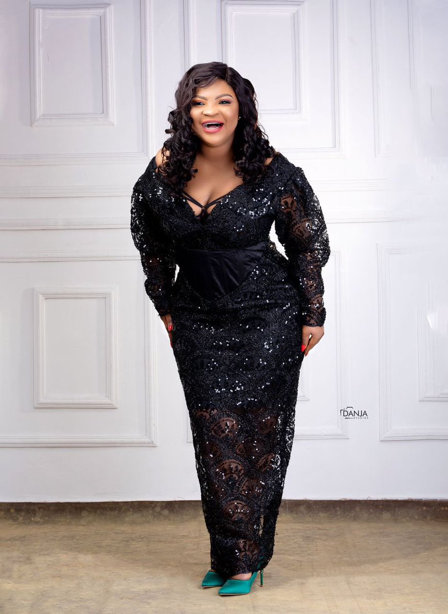 iambecky23's tweet photo. Warmest wishes for a joyous Christmas filled with love, laughter, and cherished moments. 
May the spirit of the season bring you peace and happiness. 
Merry Christmas! 🎄🎅

#BeckyGh #evibes #MerryChrismas https://t.co/nbRdZXL7F4